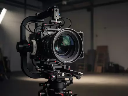 Professionelles Kameraobjektiv an einem Stabilisierungssystem in einem abgedunkelten Studio. - Foto: über boerse-global.de