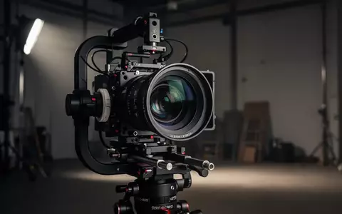 Professionelles Kameraobjektiv an einem Stabilisierungssystem in einem abgedunkelten Studio. - Foto: über boerse-global.de