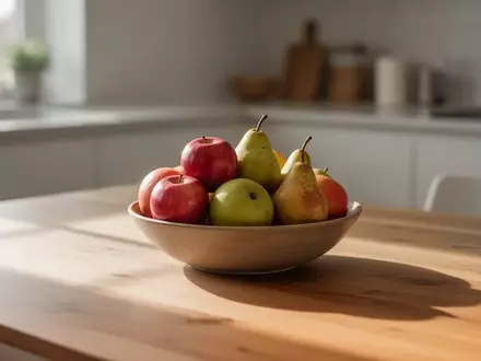 Eine Schale mit frischem Obst auf einem Holztisch bei natürlichem Tageslicht. - Foto: über boerse-global.de