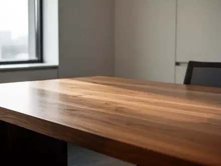 Ein minimalistischer, heller Schreibtisch in einem modernen Büro ohne weitere Gegenstände oder Personen. - Foto: über boerse-global.de