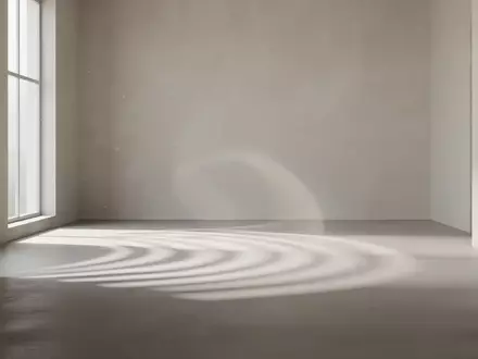 Ein minimalistischer, lichtdurchfluteter Raum mit abstrakten Licht- und Schattenmustern auf einem glatten Boden. - Foto: über boerse-global.de