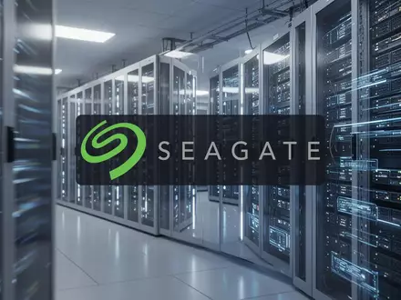 Moderne Serverinfrastruktur in einem Rechenzentrum mit blauer Beleuchtung zur Symbolisierung von Datenspeichertechnologie. - Foto: über boerse-global.de