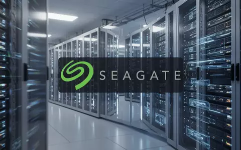 Moderne Serverinfrastruktur in einem Rechenzentrum mit blauer Beleuchtung zur Symbolisierung von Datenspeichertechnologie. - Foto: über boerse-global.de