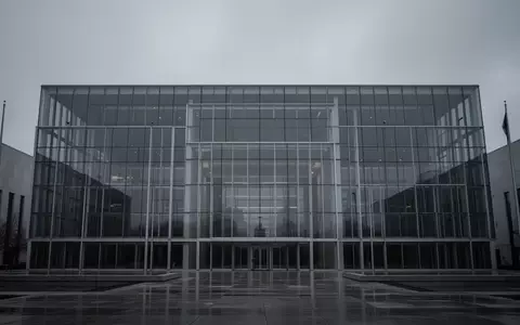 Ein minimalistisches, modernes Regierungsgebäude aus Glas und Stahl unter einem bewölkten Himmel als Symbol für staatliche Aufsicht. - Foto: über boerse-global.de