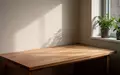 Minimalistisch gestalteter Arbeitsplatz in einem hellen Raum mit Holztisch und natürlichem Lichteinfall. - Foto: über boerse-global.de