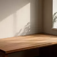 Minimalistisch gestalteter Arbeitsplatz in einem hellen Raum mit Holztisch und natürlichem Lichteinfall. - Foto: über boerse-global.de