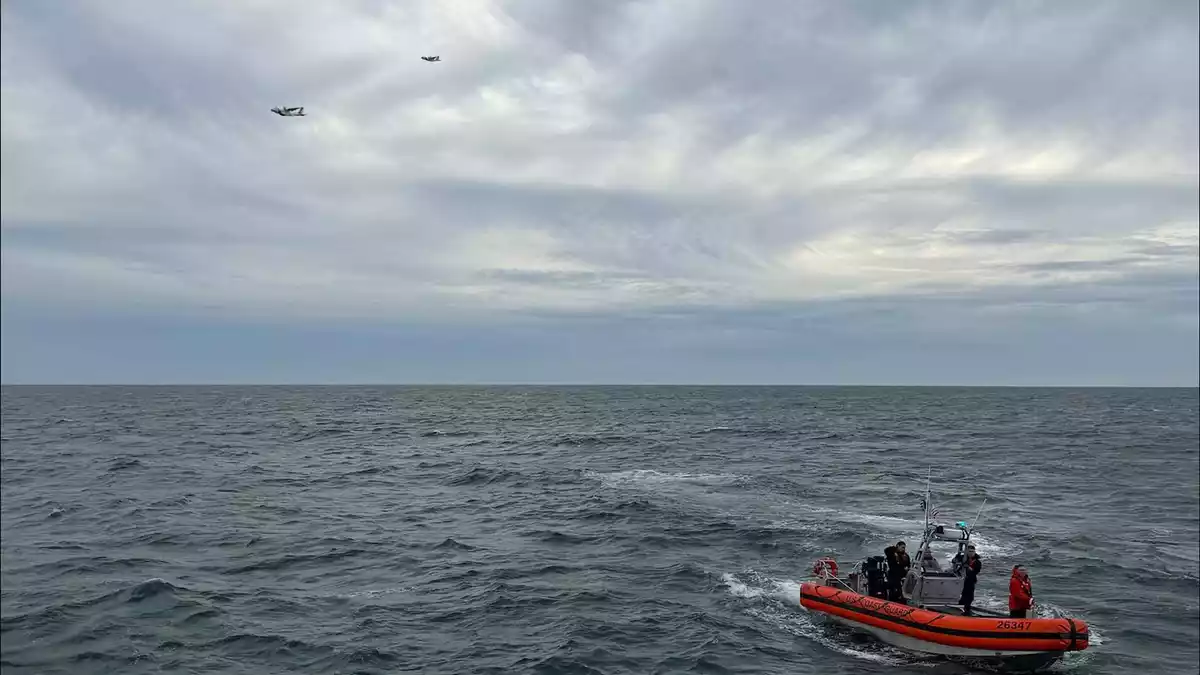 Die US-Küstenwache sucht vor der Ostküste nicht mehr nach den Passagieren eines vermissten Kleinflugzeuges. - Bild: Uncredited/U.S. Coast Guard/AP/dpa