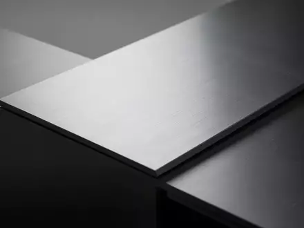 Abstrakte Nahaufnahme einer gebürsteten Aluminiumoberfläche mit weichem Schattenwurf und industrieller Textur. - Foto: über boerse-global.de