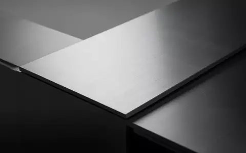 Abstrakte Nahaufnahme einer gebürsteten Aluminiumoberfläche mit weichem Schattenwurf und industrieller Textur. - Foto: über boerse-global.de