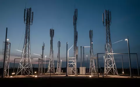 Moderne Telekommunikationsinfrastruktur bei Dämmerung mit Funktürmen vor einem tiefblauen Abendhimmel. - Foto: über boerse-global.de