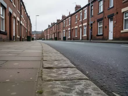 Eine leere Wohnstraße mit roten Backsteinhäusern und Gehwegen in einer britischen Stadt bei Tageslicht. - Foto: über boerse-global.de