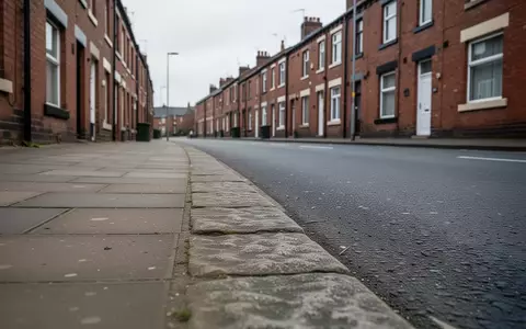 Eine leere Wohnstraße mit roten Backsteinhäusern und Gehwegen in einer britischen Stadt bei Tageslicht. - Foto: über boerse-global.de
