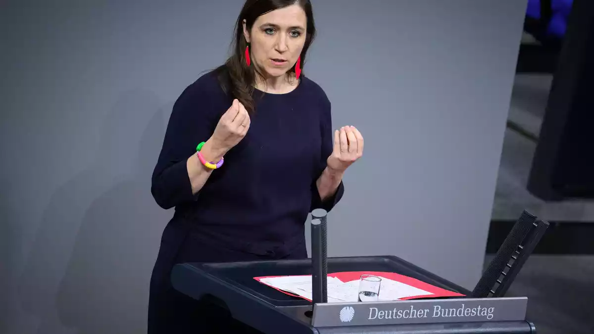 Die Grünen-Finanzpolitikerin Katharina Beck kritisiert den Stellenabbau. (Archivbild) - Bild: Bernd von Jutrczenka/dpa