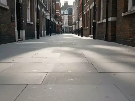 Ein leerer Gehweg in einer britischen Stadt bei Tageslicht. - Foto: über boerse-global.de