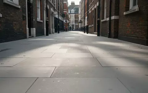 Ein leerer Gehweg in einer britischen Stadt bei Tageslicht. - Foto: über boerse-global.de