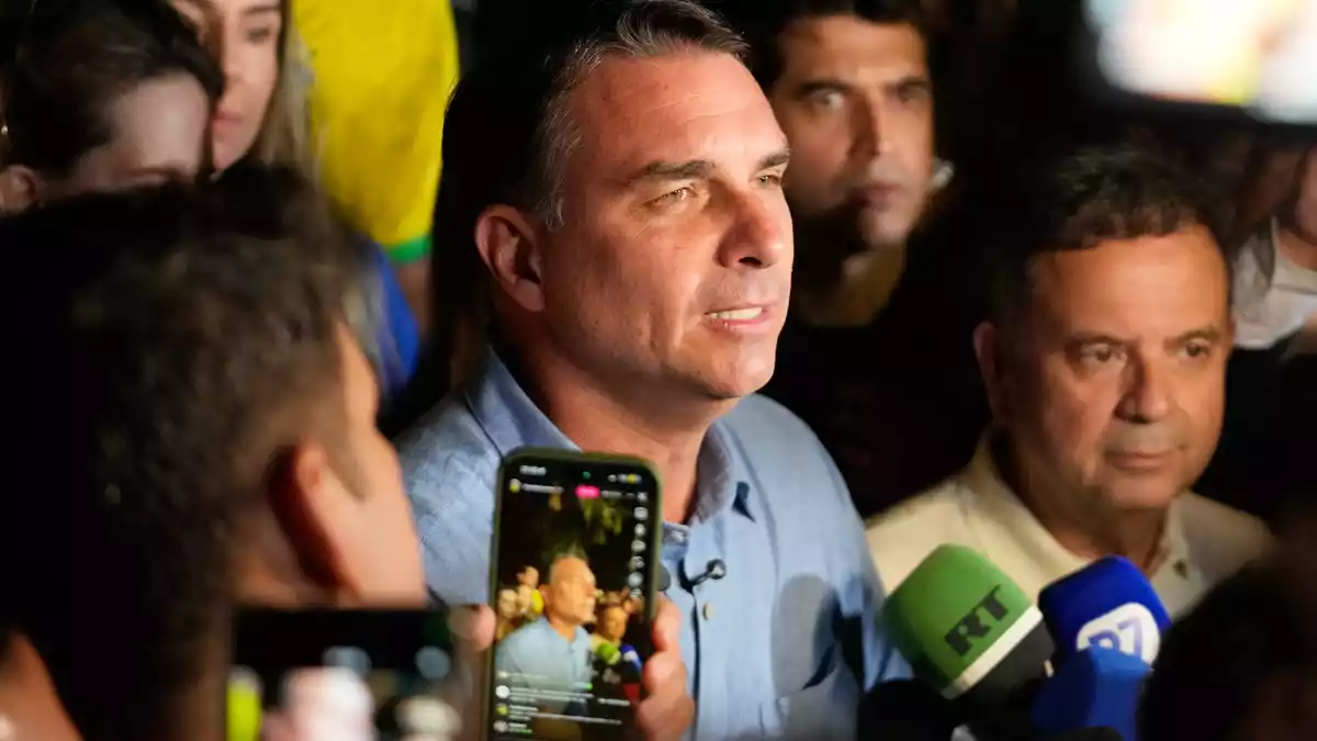 Präsidentschaftskandidat Flávio Bolsonaro geht als Sieger der ersten Wahlrunde hervor. - Bild: Eraldo Peres/AP/dpa