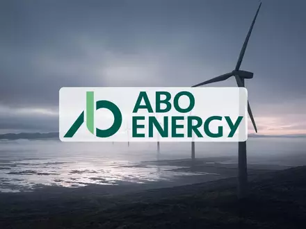 Moderne Windkraftanlagen in einer nebligen, stimmungsvollen Landschaft bei Dämmerung. - Foto: über boerse-global.de