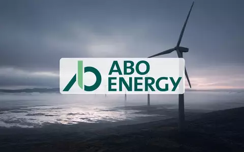 Moderne Windkraftanlagen in einer nebligen, stimmungsvollen Landschaft bei Dämmerung. - Foto: über boerse-global.de