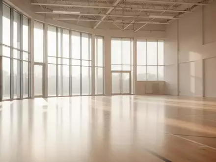Ein heller, minimalistischer Gymnastikraum mit hellem Holzboden und einfallendem Tageslicht ohne Personen. - Foto: über boerse-global.de