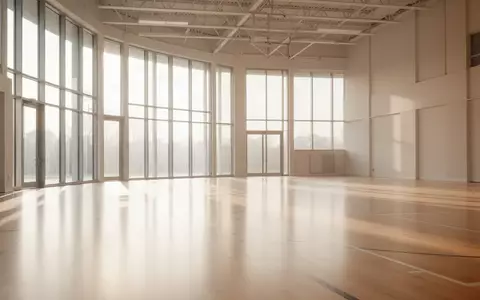Ein heller, minimalistischer Gymnastikraum mit hellem Holzboden und einfallendem Tageslicht ohne Personen. - Foto: über boerse-global.de