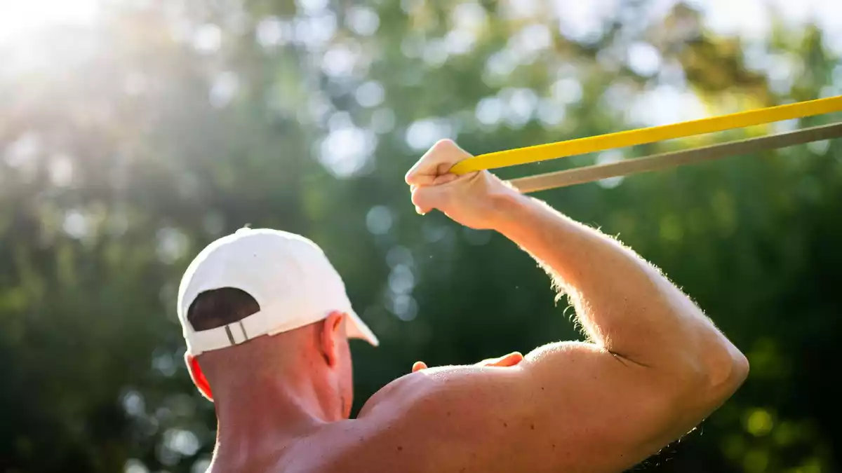 Aus den Muskeln das Maximum holen: Manch einer spricht dann von «Gymmaxxing». (Symbolbild) - Bild: Julian Stratenschulte/dpa