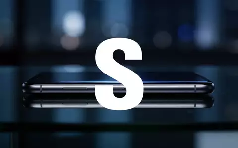 Abstraktes, hochwertiges Design eines Smartphones auf einer spiegelnden Oberfläche mit eleganter Beleuchtung. - Foto: über boerse-global.de