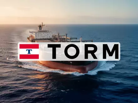 Ein großes Frachtschiff auf offener See bei Sonnenuntergang als Symbol für maritime Logistik und Schifffahrt. - Foto: über boerse-global.de