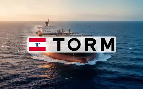 Ein großes Frachtschiff auf offener See bei Sonnenuntergang als Symbol für maritime Logistik und Schifffahrt. - Foto: über boerse-global.de