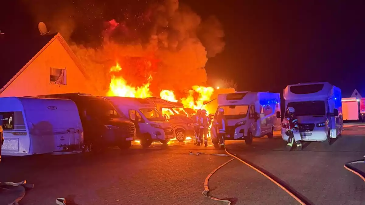 FW-ROW: Drei Wohnmobile bei Brand in Zeven vollständig ausgebrannt - Bild: presseportal.de