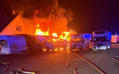 FW-ROW: Drei Wohnmobile bei Brand in Zeven vollständig ausgebrannt - Foto: presseportal.de