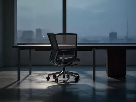 Ein leerer, minimalistischer Büroraum mit einem einzelnen Stuhl bei Dämmerung, der eine Atmosphäre von beruflicher Erschöpfung vermittelt. - Foto: über boerse-global.de