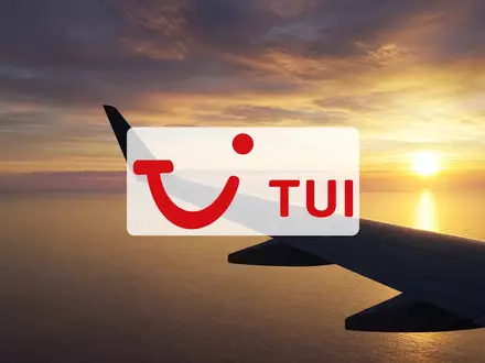 Modernes Flugzeugflügel-Design im Gegenlicht während eines Sonnenaufgangs über dem Meer, symbolisiert Zukunft und Tourismus. - Foto: über boerse-global.de