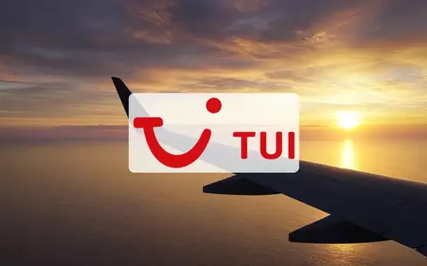 Modernes Flugzeugflügel-Design im Gegenlicht während eines Sonnenaufgangs über dem Meer, symbolisiert Zukunft und Tourismus. - Foto: über boerse-global.de
