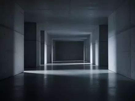 Ein minimalistischer, leerer Flur mit Betonwänden und scharfen Schatten, der eine Atmosphäre von digitaler Privatsphäre vermittelt. - Foto: über boerse-global.de