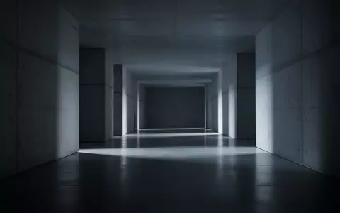 Ein minimalistischer, leerer Flur mit Betonwänden und scharfen Schatten, der eine Atmosphäre von digitaler Privatsphäre vermittelt. - Foto: über boerse-global.de