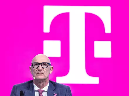 Telekom-Chef Tim Höttges: «KI verändert die Telekom von Grund auf.» (Archivbild) - Foto: Oliver Berg/dpa