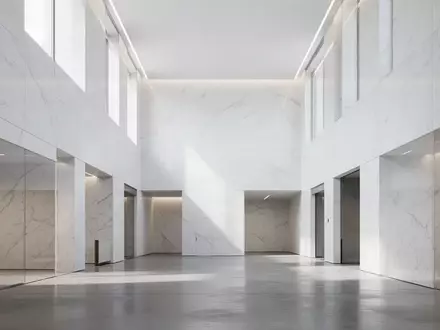 Modernes, minimalistisches Architektur-Interieur eines Finanzgebäudes mit hellen Marmorwänden und natürlichem Lichteinfall. - Foto: über boerse-global.de