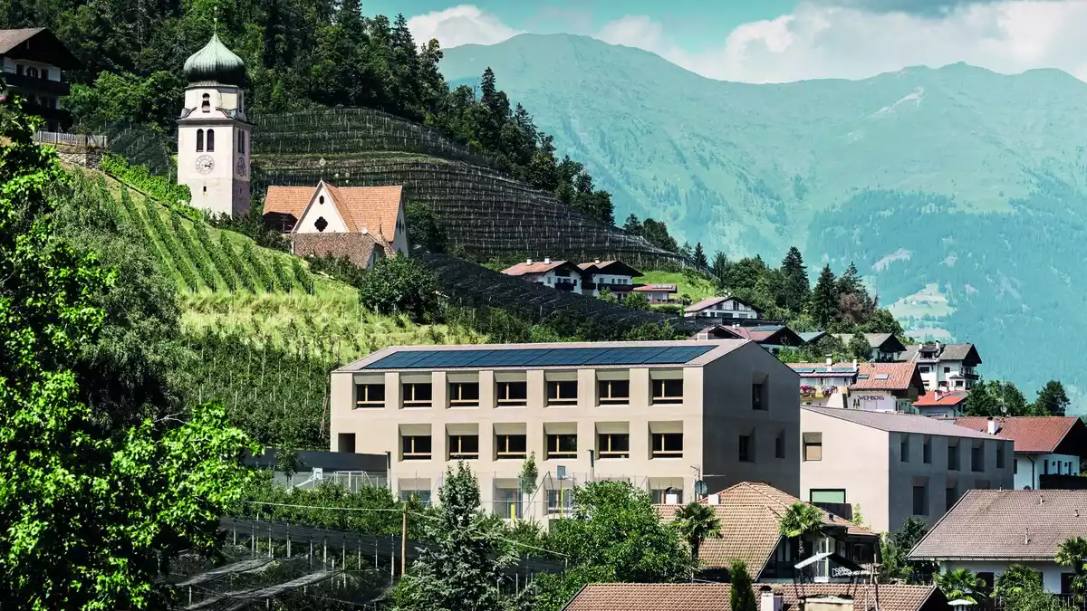 Bildungszentrum Riffian: Das erste PREFA Dach in Bronze