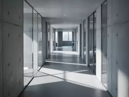 Minimalistisches, modernes Bürogebäude mit geometrischen Schattenwürfen und klarer Architektur. - Foto: über boerse-global.de