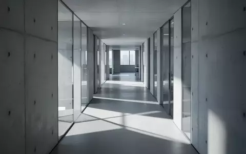 Minimalistisches, modernes Bürogebäude mit geometrischen Schattenwürfen und klarer Architektur. - Foto: über boerse-global.de