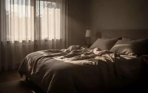 Ein ungemachtes Bett in einem dezent beleuchteten Schlafzimmer am frühen Morgen bei natürlichem Lichteinfall. - Foto: über boerse-global.de
