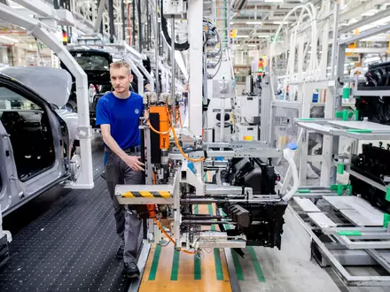 Die Stimmung in der deutschen Autoindustrie ist im September auf einen der tiefsten Werte seit Jahren gesunken. (Archivbild) - Foto: Hauke-Christian Dittrich/dpa