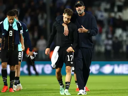 Jürgen Klopp als Umarmer und Menschenfänger, wie nach dem Spiel mit Kapitän Florian Wirtz. - Foto: Christian Charisius/dpa