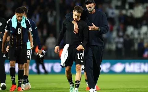 Jürgen Klopp als Umarmer und Menschenfänger, wie nach dem Spiel mit Kapitän Florian Wirtz. - Foto: Christian Charisius/dpa