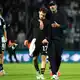 Jürgen Klopp als Umarmer und Menschenfänger, wie nach dem Spiel mit Kapitän Florian Wirtz. - Bild: Christian Charisius/dpa