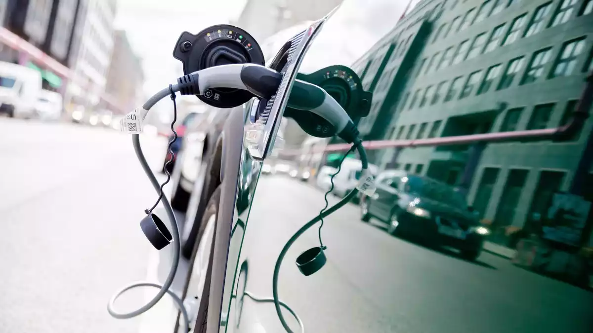 Bei chinesischen Plug-in-Hybriden wittern die SPD-Ministerien Wettbewerbsverzerrung. (Illustration)  - Bild: Christoph Soeder/dpa