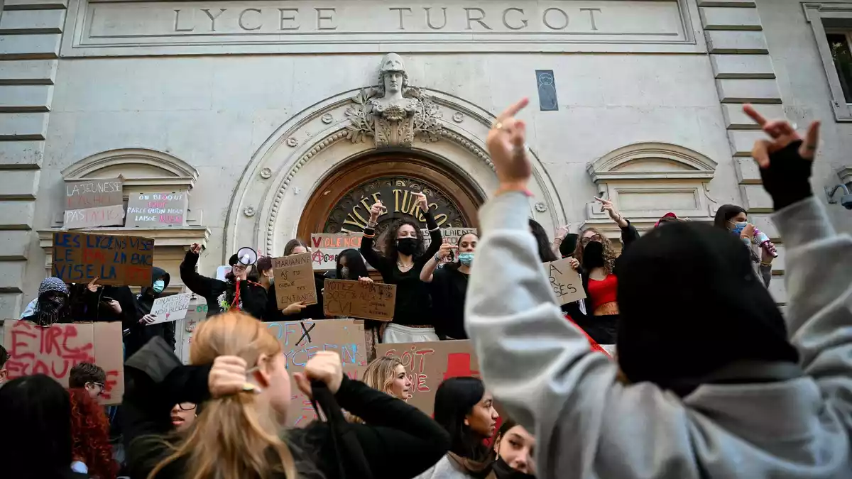 Die Proteste an Frankreichs Schulen dauern an. - Bild: Lou Benoist/AFP/dpa