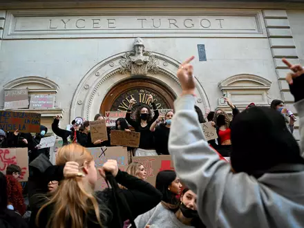 Die Proteste an Frankreichs Schulen dauern an. - Foto: Lou Benoist/AFP/dpa