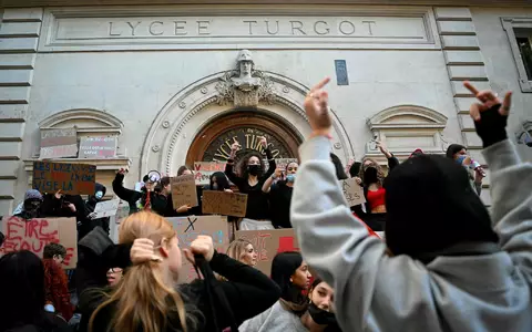 Die Proteste an Frankreichs Schulen dauern an. - Foto: Lou Benoist/AFP/dpa