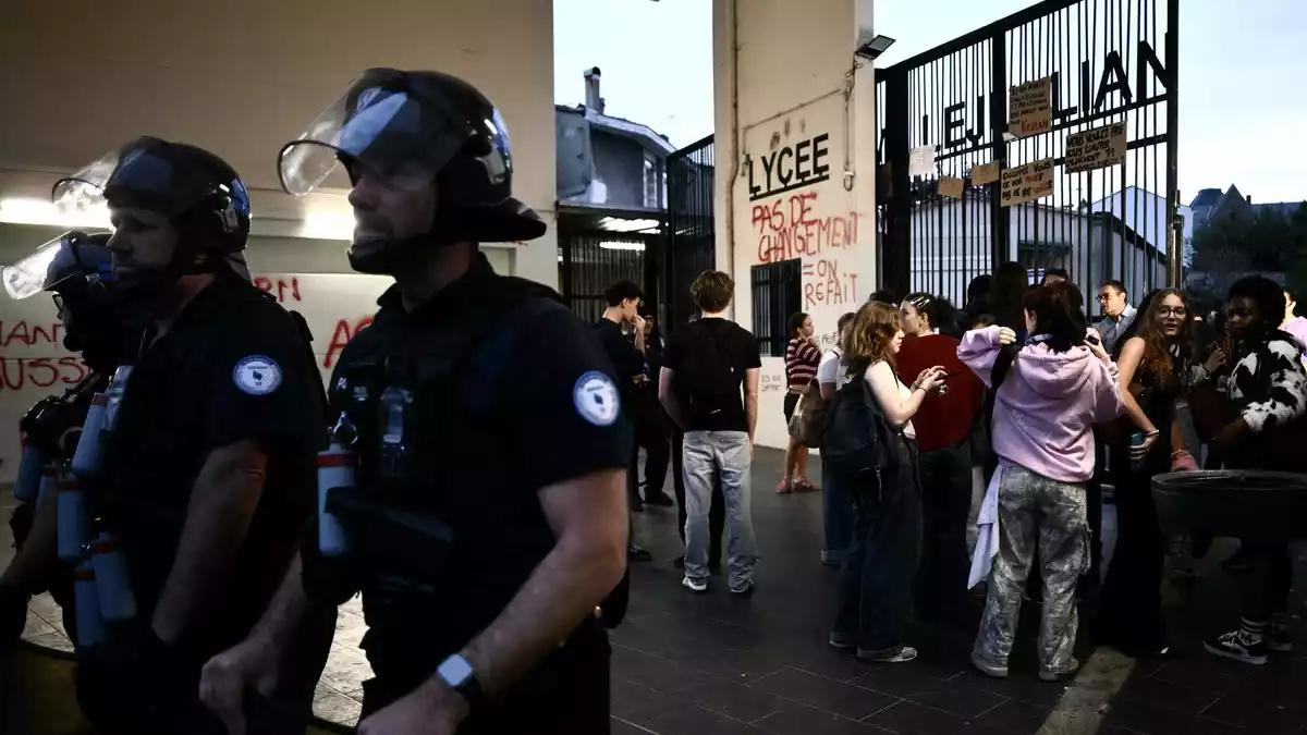 Die Ordnungskräfte werden zur Zielscheibe von Angriffen, zugleich gibt es Berichte über Polizeigewalt während der Schülerproteste. - Bild: Philippe Lopez/AFP/dpa